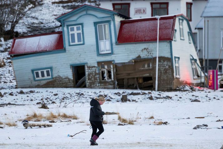 Mikil eyðilegging varð á Seyðisfirði í kjölfar aurskriða sem féllu á bæinn. Fjarðarheiðin er eina leiðin inn og út úr bænum og segja íbúar það hafa verið til happs að heiðin hafi verið fær þegar rýma þurfti bæinn vegna skriðuhættu. 