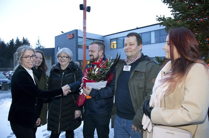 Brett Vigelskas, framkvæmdastjóri Costco á Íslandi, tók ásamt nokkrum starfsmönnum verslunarinnar við viðurkenningu Fréttablaðsins, Stöðvar 2 og Vísis úr hendi Kristínar Þorsteinsdóttur aðalritstjóra. 