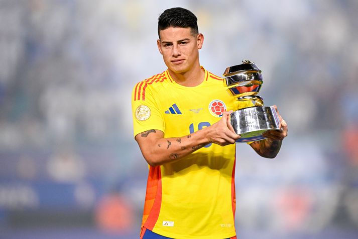 James Rodriguez með verðlaun sín sem besti leikmaður Copa America 2024.