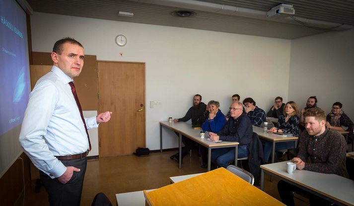 Forsetinn kenndi tíma í námskeiðinu um Ef-sögu við Sagnfræði- og heimspekideild.