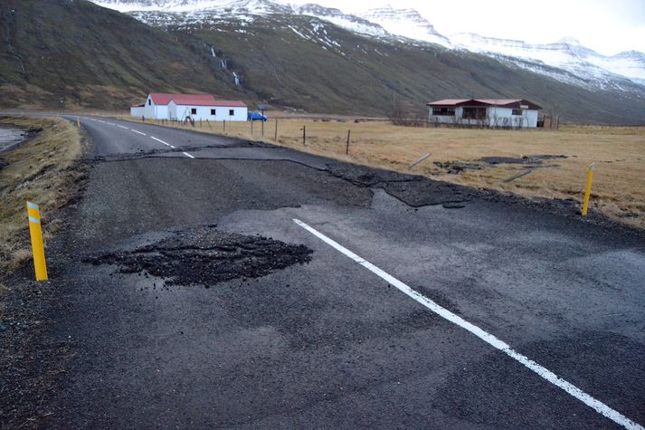 Malbikið flettist af vegi í Stöðvarfirði og fauk út á tún. Mynd/Björgvin Valur Guðmundsson