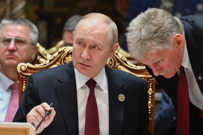 Vladimír Pútin og Dmitrí Peskóv.