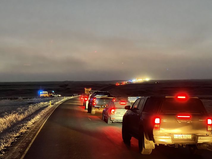 Löng bilaröð hefur myndast við slysstað.