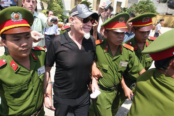 Gary Glitter leiddur burt eftir upphafi réttarhaldanna yfir honum í morgun.