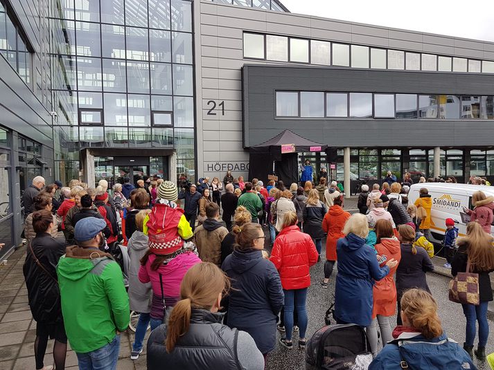 Fjöldi fólks kom saman við húsakynni ríkissáttasemjara fyrir fundinn til að sýna ljósmæðrum stuðning.