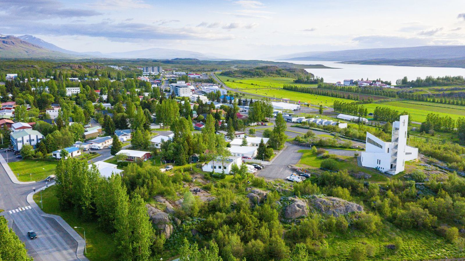 Víða skúrir en allt að tuttugu stigum austan­lands