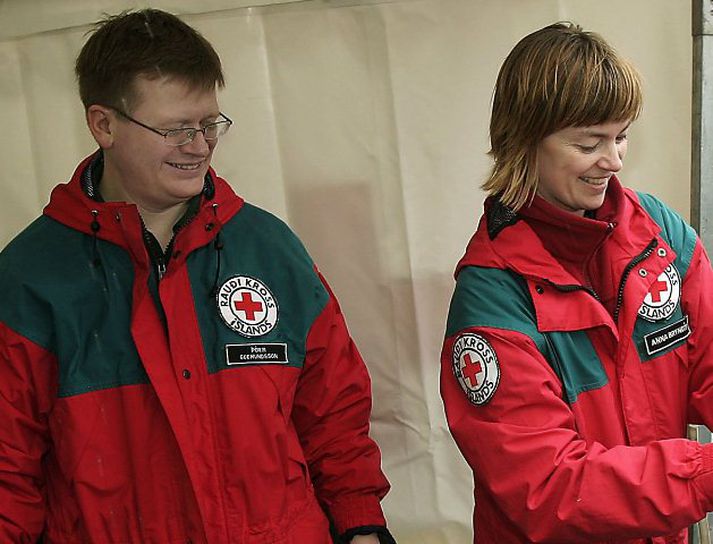 Starfsmenn Rauða krossins safna fötum.