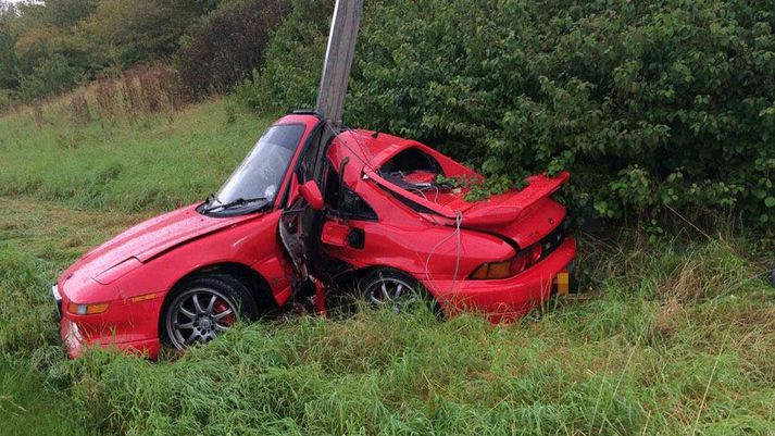 Toyota MR2 vafinn utanum ljósastaur.