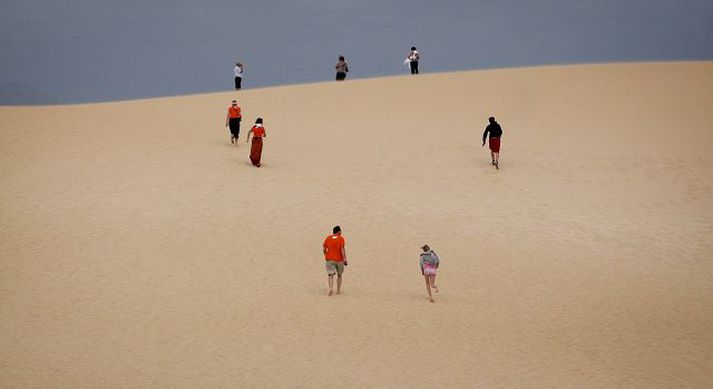 þrjú tonn af sandi Íslendingarnir hlaupa upp á sandhól á eyjunni Fuerteventura. Leiðsögumaðurinn Roger sagðist hafa hugleitt að skipuleggja kapphlaup, en hætti við vegna þess að hann var hræddur um að einhver fengi hjartaáfall, enda ekki á allra færi að spretta upp.Fréttablaðið/Atli Fannar