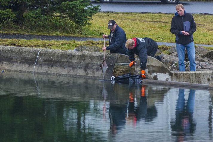 Ákvörðun var tekin um að tæma lón stíflunnar eftir að tveir ungir drengir voru hætt komnir þegar þeir festust í yfirfallinu við stífluna í apríl síðastliðnum.