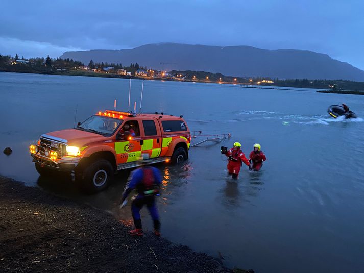 Bátaflokkur Björgunarfélagsins Árborgar kemur að bökkum Ölfusár í nótt. Málið reyndist gabb frá upphafi.