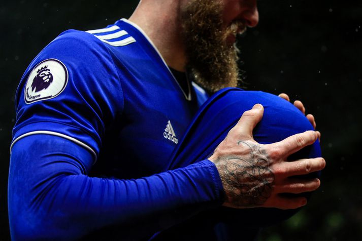 Aron Einar Gunnarsson undirbýr sig að taka eitt af sínum löngu innköstum.