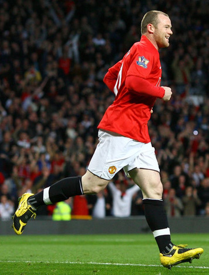 Wayne Rooney fagnar marki sínu í kvöld.