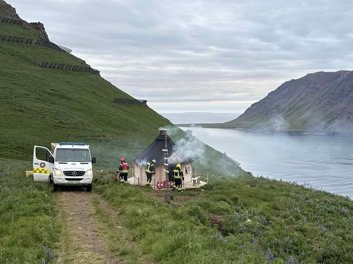 Grillhyttan í Hvanneyrarskál var sett upp í fyrra. Í gær stóð hún í ljósum logum eftir að einhver mun hafa skilið illa við hana.