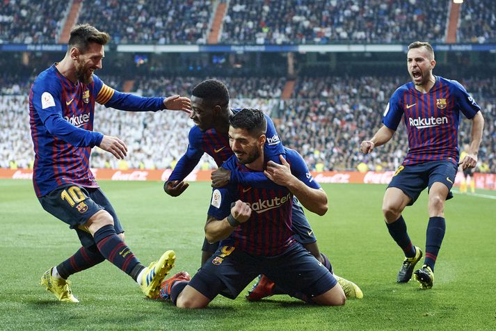 Luis Suarez fagnar marki með þeim Lionel Messi, Ousmane Dembele og Jordi Alba.