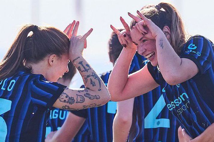 Karólína Lea Vilhjálmsdóttir fagnar sigurmarki sínu með liðsfélaga.