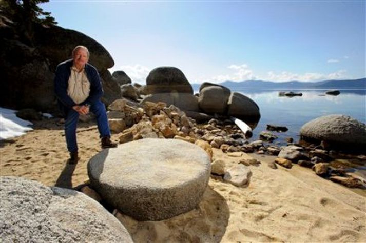 Larry Schmidt er fyrrverandi skógarvörður. Hann telur víst að höfundur Stikilsberja Finns hafi setið við þessa granítblokk.