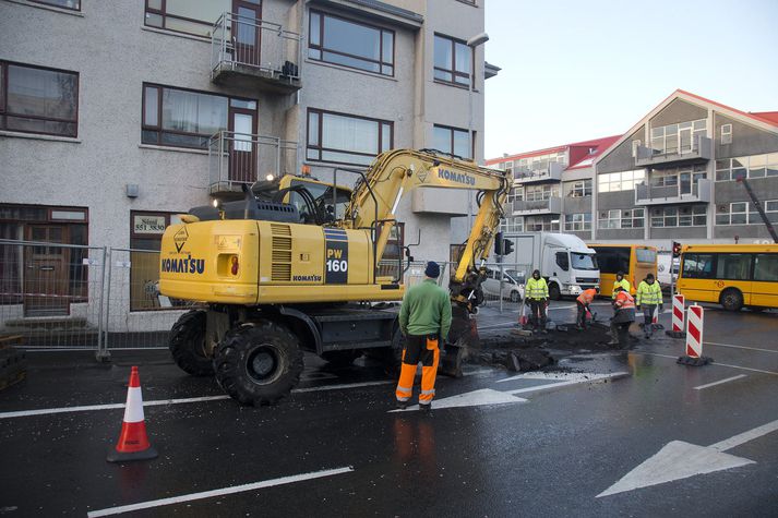 Þessa dagana er verið að leggja lokahönd á safnstæði fyrir hópferðabíla við Snorrabraut við litla hrifningu íbúa á Hverfisgötu 108.