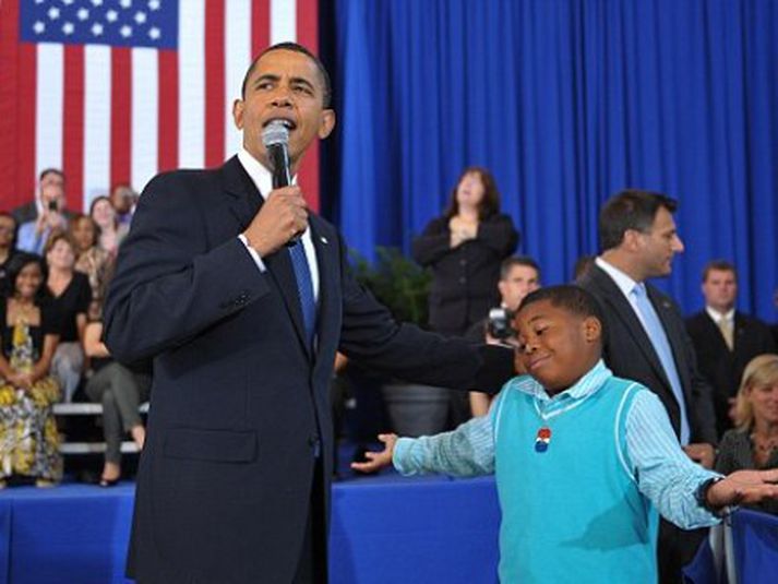 Obama og Terence saman á sviði.