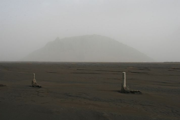 Allt land undir Eyjafjöllum er þakið ösku.