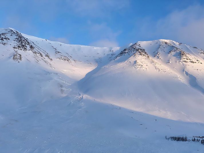 Kona slasaðist nokkuð alvarlega í snjóflóði af mannavöldum á páskadag. 