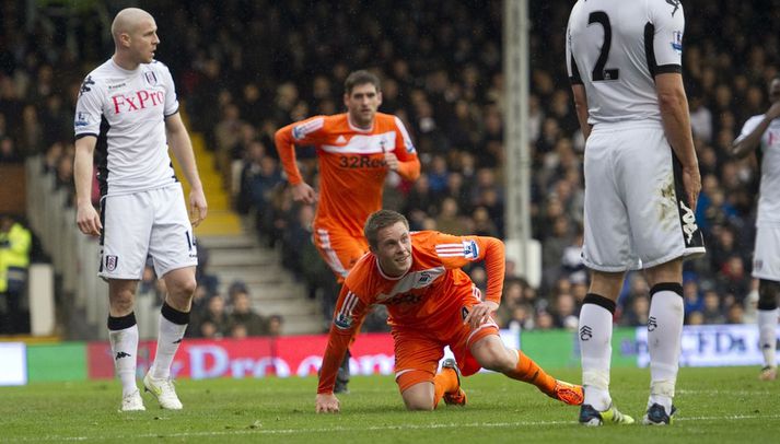 Gylfi Þór Sigurðsson er hér búinn að skalla boltann í mark Fulham.