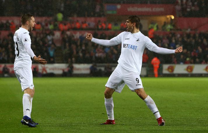 Fernando Llorente fagnar með Gylfa Þór Sigurðssyni.