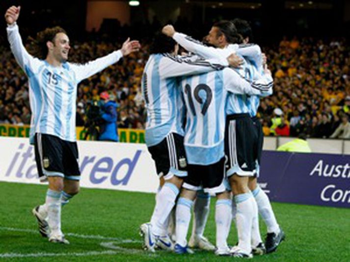 Argentínumenn fagna marki Demichelis