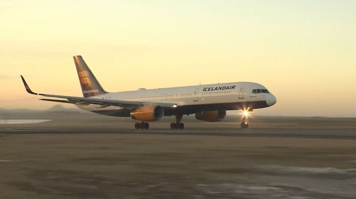 Boeing 757-þota Icelandair í flugtaki á Reykjavíkurflugvelli í morgun.