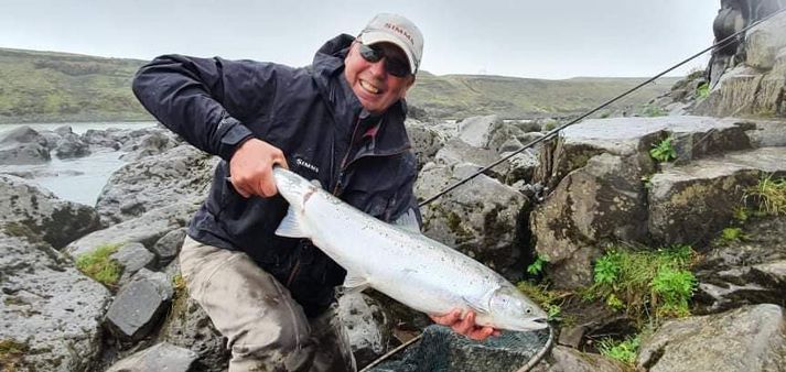 Pétur Hans Pétursson með flottann lax úr Urriðafossi