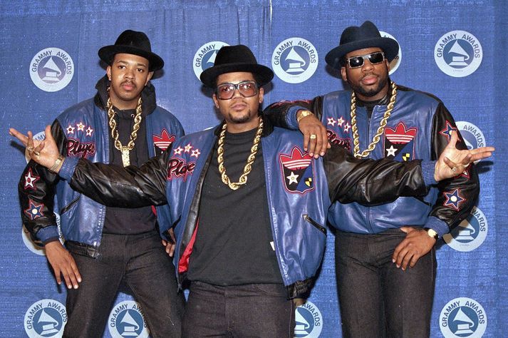 Jam Master Jay er hér til hægri á myndinni sem tekin var á Grammy verðlaunahátíðinni árið 1988. Í miðunni er Darryl „DMC“ McDaniels og Joseph „Run“ Simmons er lengst til vinstri. Saman mynduðu þeir hljómsveitina Run-DMC.