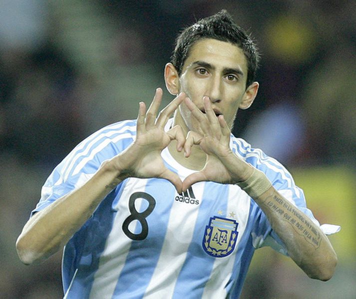 Angel di Maria fagnar marki í leik með Argentínumönnum.