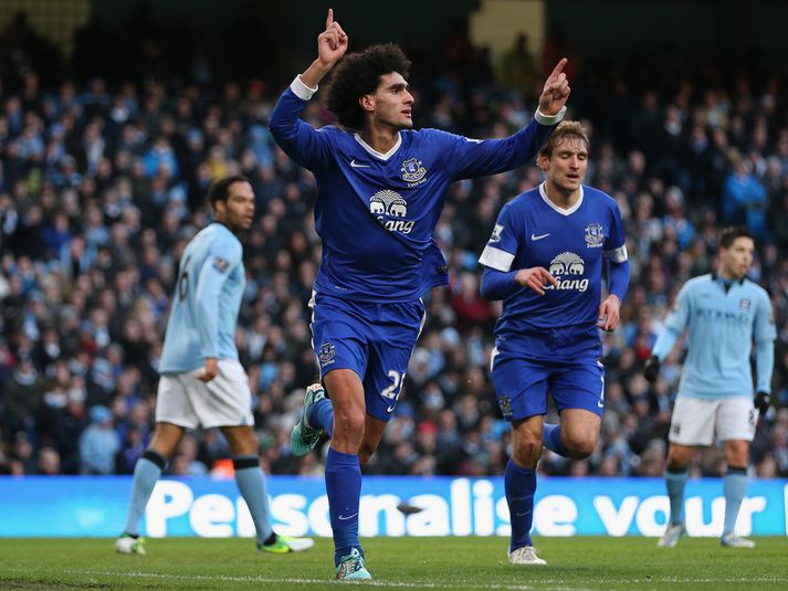 Fellaini fagnar marki með Everton.