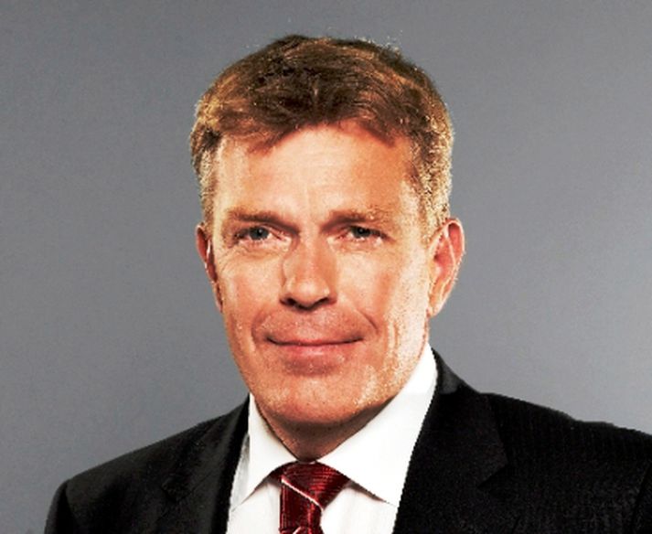 Höskuldur er viðskiptafræðingur að mennt. Hann er kvæntur Sigríði Ólafsdóttur og eiga þau þrjú börn.