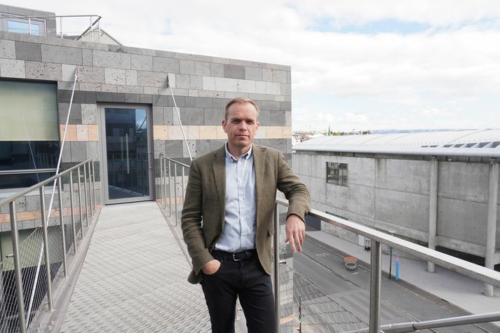 Guðmundur Gunnarsson, fyrrverandi bæjarstjóri á Ísafirði, hefur verið ráðinn aðstoðarmaður þingflokks Viðreisnar