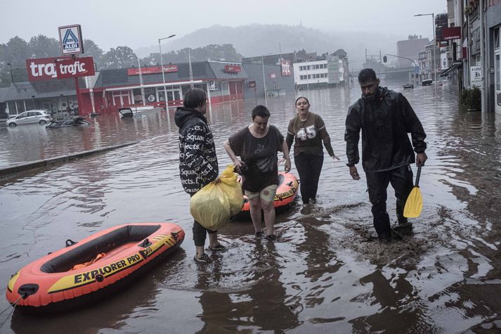 Íbúar í Liege í Belgíu notuðu uppblásna báta þegar áin Meuse flæddi yfir bakka sína.