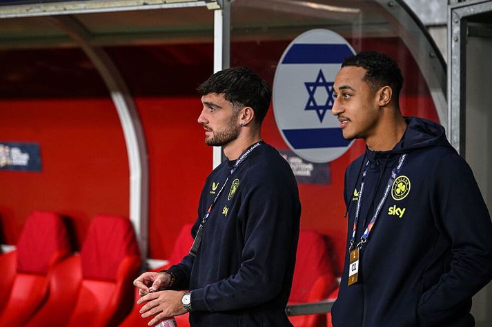 Adam Idah (t.h.) varð fyrir kynþáttaníði í leik gærkvöldsins en UEFA mun ekki rannsaka málið. Hann og Troy Parrott (t.v.) skoruðu báðir í 3-0 sigri Íra.