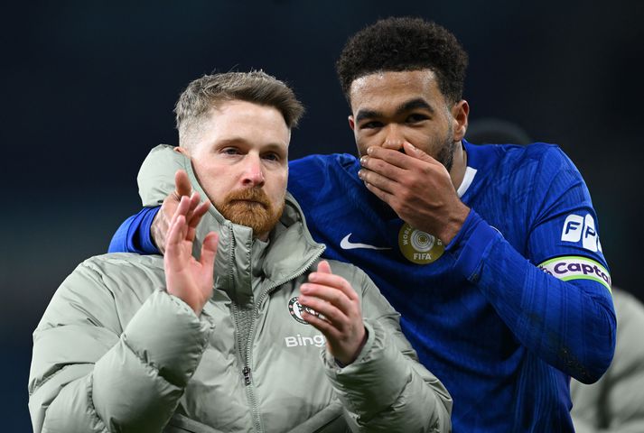 Reece James segir eitthvað við Calum McFarlane í leikslok en McFarlane stýrði liðinu í kvöld. Það mátti greinilega enginn vita hvað James sagði þarna.