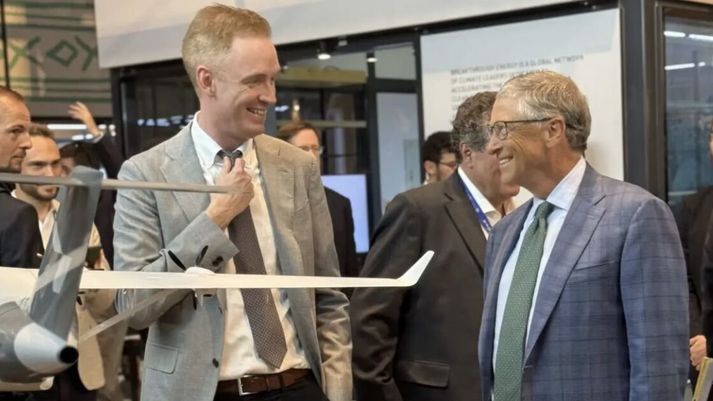 Frumkvöðullinn Anders Forslund ásamt Bill Gates, sem er einn af bakhjörlum Heart Aerospace. Hér er ræða þeir saman á fjárfestafundi árið 2021.