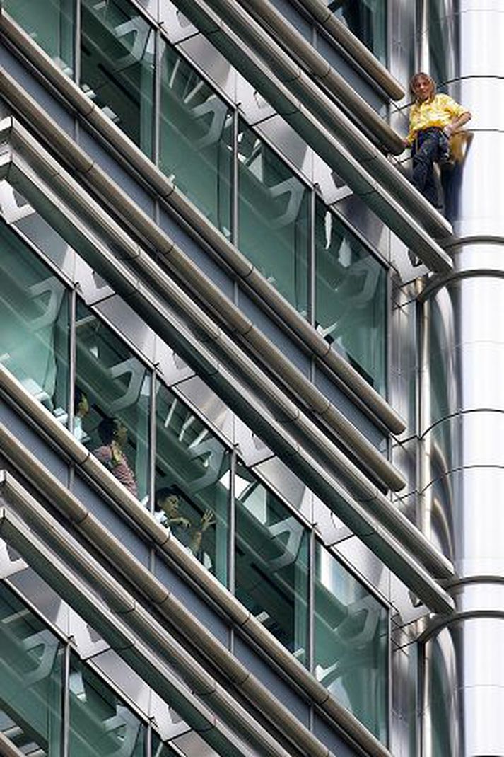 Alain Robert reyndi síðast að klífur turnana árið 2007.  nordicphotos/afp