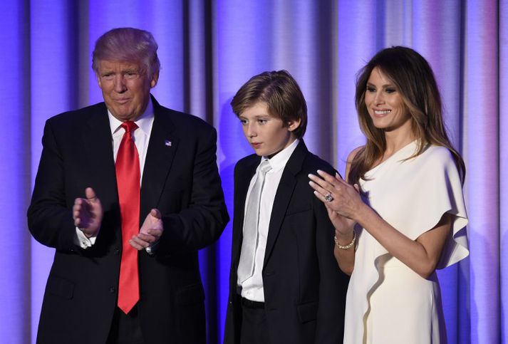 Melania Trump, og sonur þeirra Donald, Barron, munu áfram búa í New York eftir að Donald Trump tekur við lyklavöldum í Hvíta húsinu.