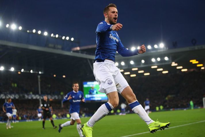 Gylfi Þór Sigurðsson fagnar hér sigurmarki sínu fyrir Everton á móti Cardiff City at Goodison Park í November 2018.