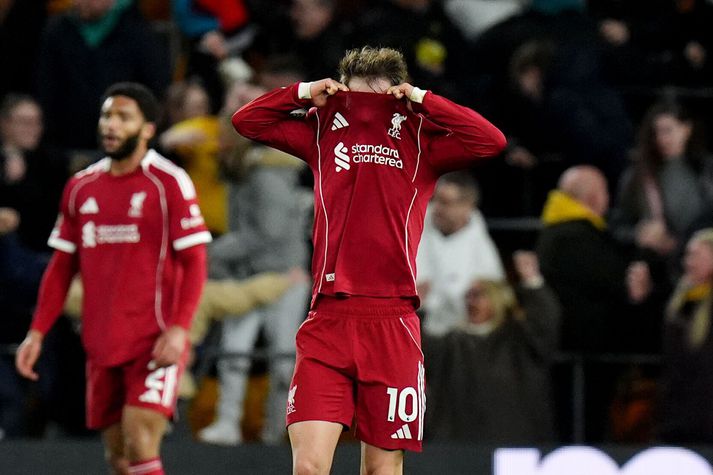 Alexis Mac Allister svekkir sig yfir sigurmarki Úlfanna í gær. Hann og félagar hans í Liverpool ættu að vera farnir að þekkja þessa tilfinningu.