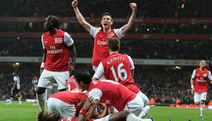 Arsenal menn fagna hér sigurmarkinu á móti Newcastle.