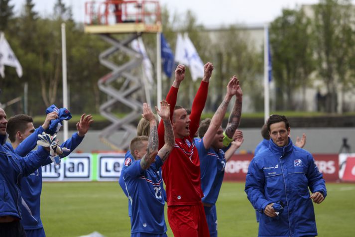 Hannes Þór og félagar fagna 2-1 sigrinum á Tékkum í júní.