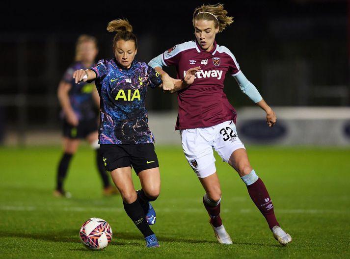 Dagný Brynjarsdóttir í leik gegn Tottenham. Hún skoraði eina mark West Ham í 4-1 tapi gegn Chelsea í kvöld.