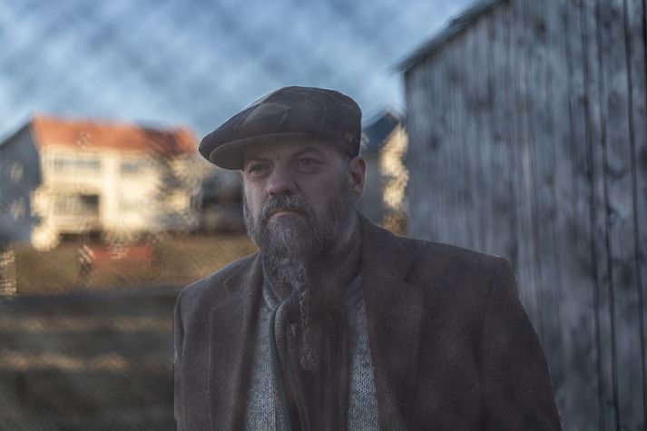 Bjarki Karlsson sem var að senda frá sér Láka rímur. Hvorki Vísir né þeir sem hafa skoðað skilja hvernig það megi vera að þetta meistaraverk sé ekki meðal þeirra sem tilnefnt eru til Bókenntaverðlauna. Höfundurinn lætur sér það þó í léttu rúmi liggja.