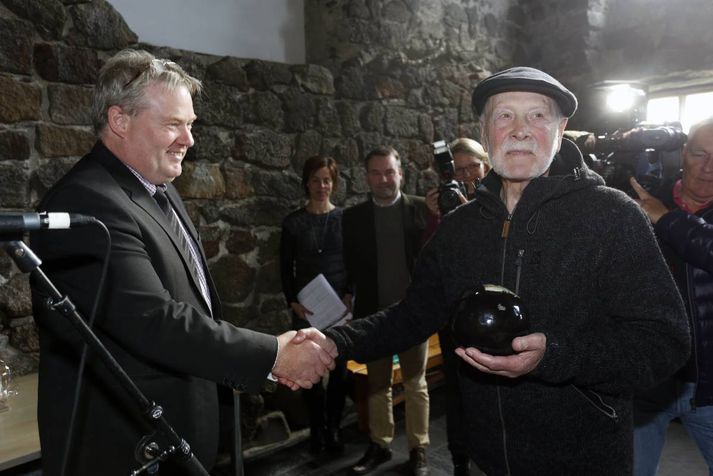 Páll Steingrimsson kvikmyndagerðarmaður tekur við verðlaununum úr hendi Sigurðar Inga.
