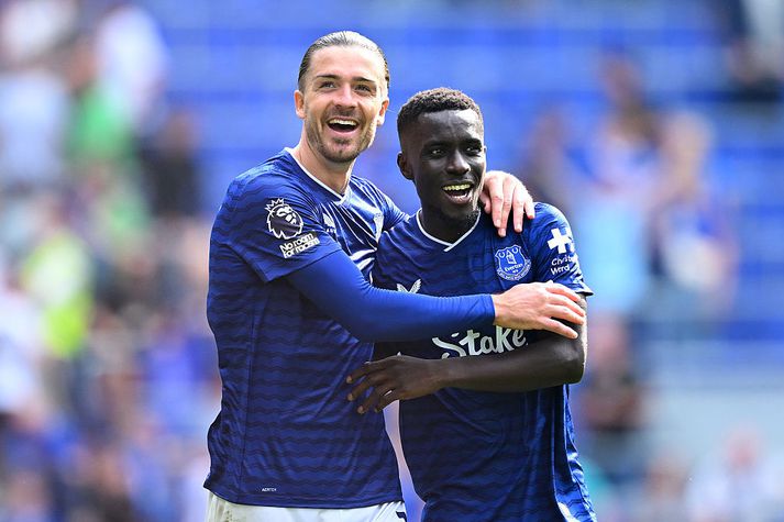 Hamingjan skín úr augum Jack Grealish sem fagnar hér með Idrissa Gueye í leikslok í gær