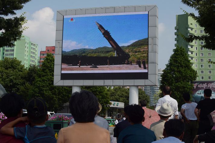 Íbúar Pyongyang fylgjast með fréttum af eldflaugaskotinu.